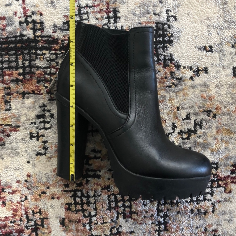Steve Madden Size 6 - Chelsea leather booties
